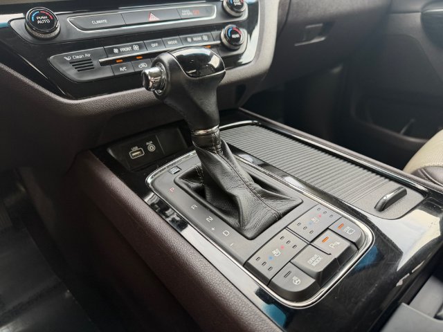 Used 2016 Black Kia SXL image 23