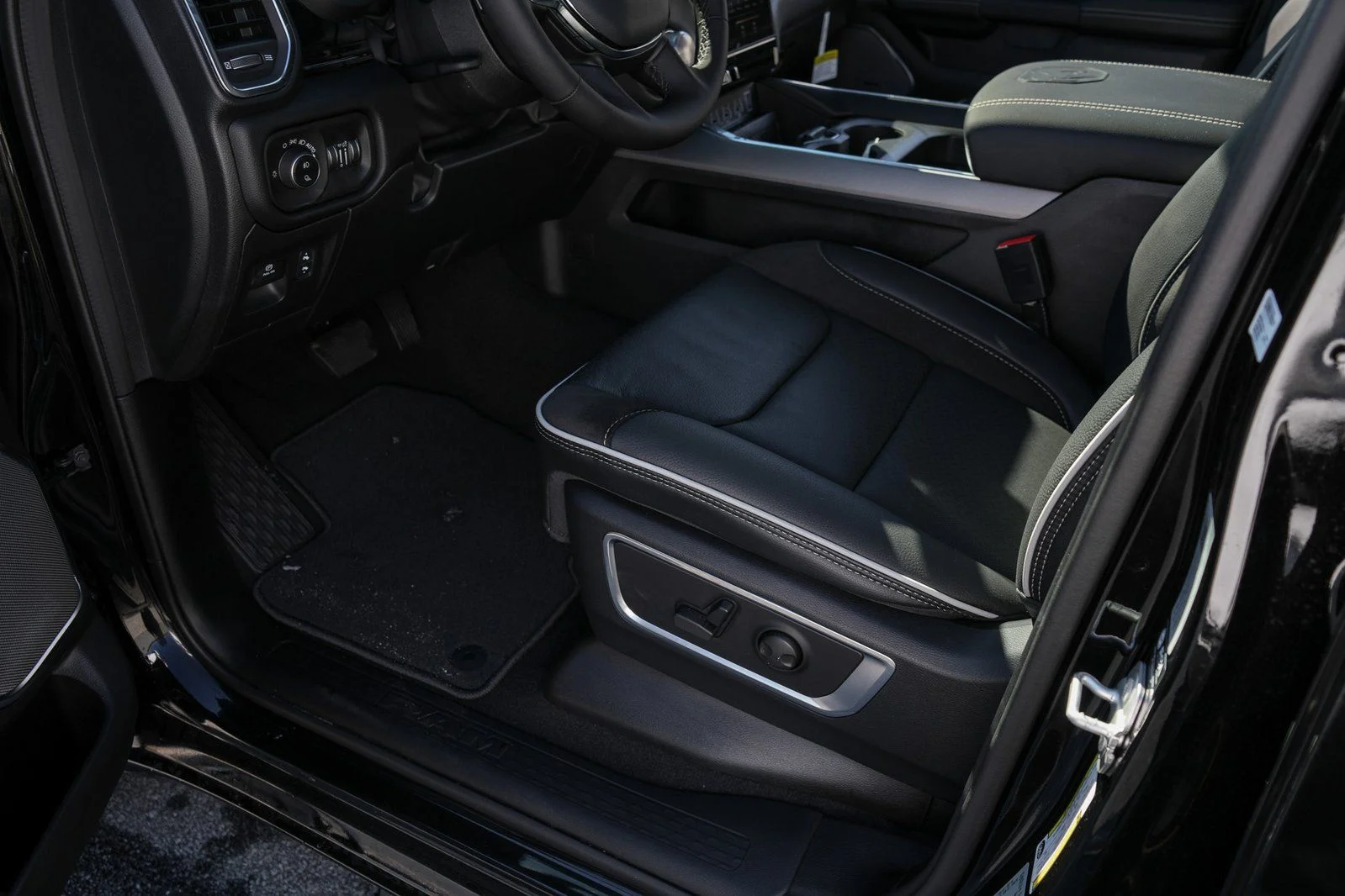 New 2026 Diamond Black Crystal Pearl-Coat Exterior Paint RAM Laramie image 19