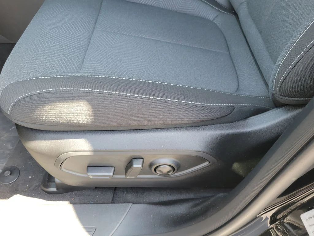 New 2026 Diamond Black Crystal Pearl-Coat Exterior Paint Jeep Laredo image 14
