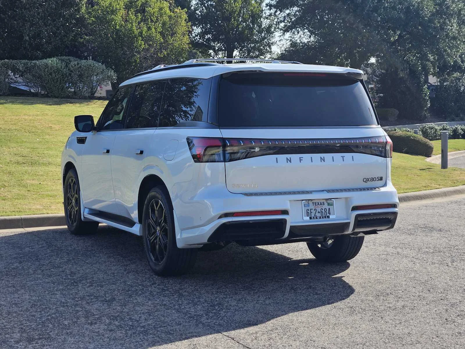New 2027 RADIANT WHITE INFINITI Sport 4WD image 3