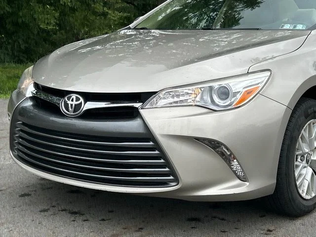 Used 2017  Toyota LE image 9