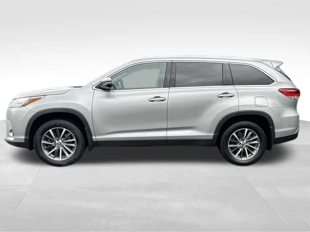 Used 2019 Silver Toyota XLE image 2
