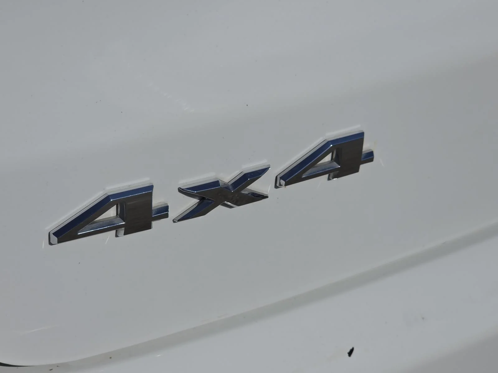 Used 2025 White/off-white Jeep Latitude 4x4 image 8