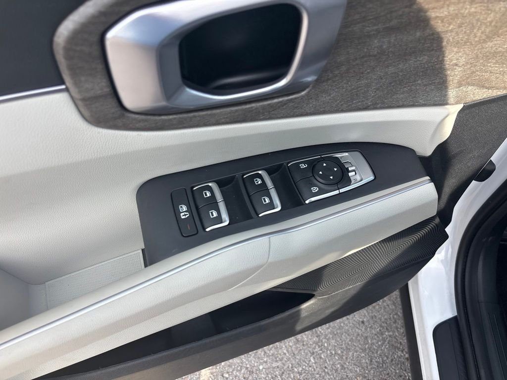 Used 2023 White Kia X-Line EX image 28