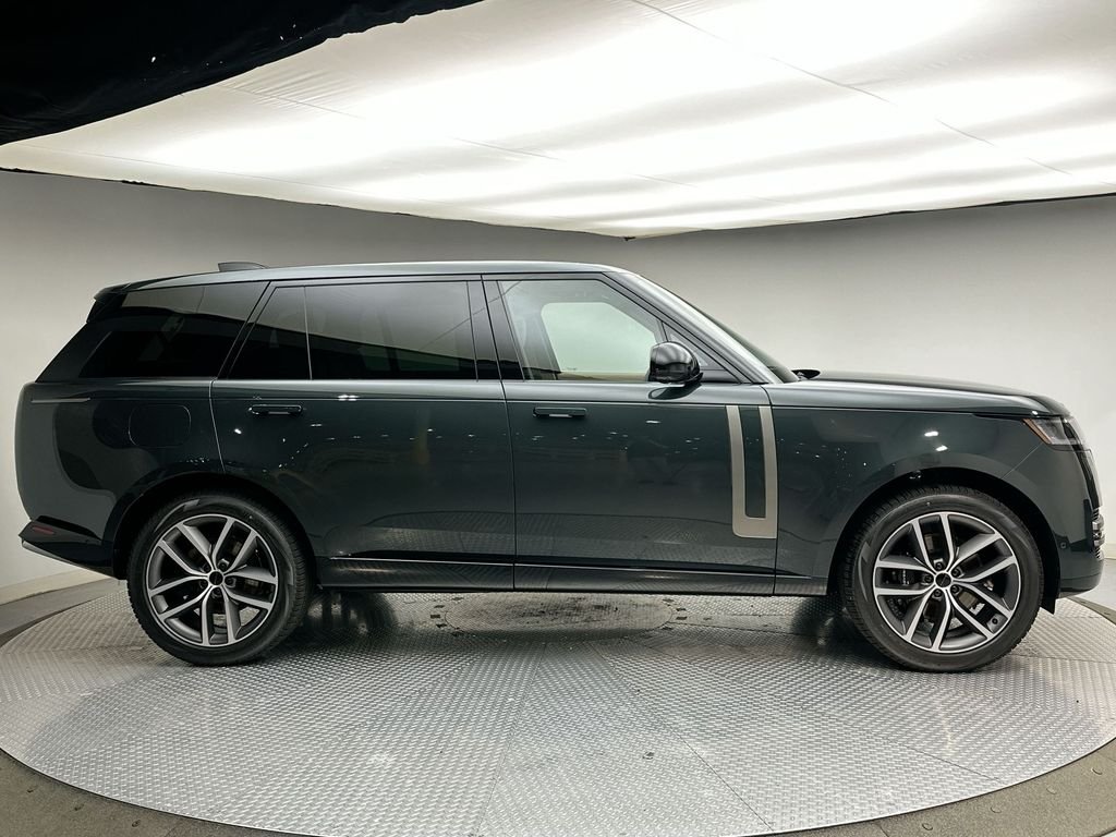 New 2026 Belgravia Green Metallic Land Rover SE image 4