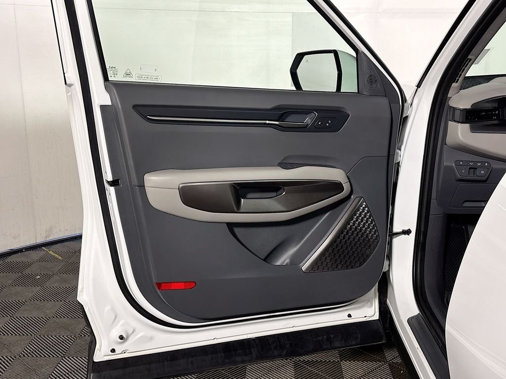 Used 2024 White Kia Wind image 10