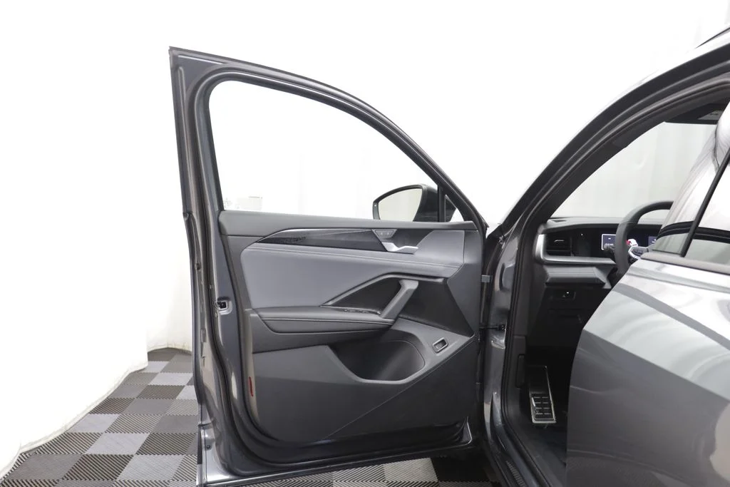 New 2026 Platinum Gray Volkswagen 2.0T SE R-Line Black image 5