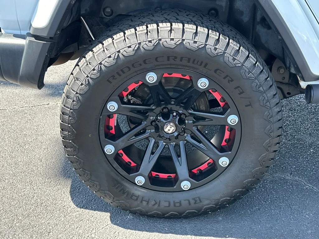 Used 2019 White Jeep Unlimited Sahara image 17