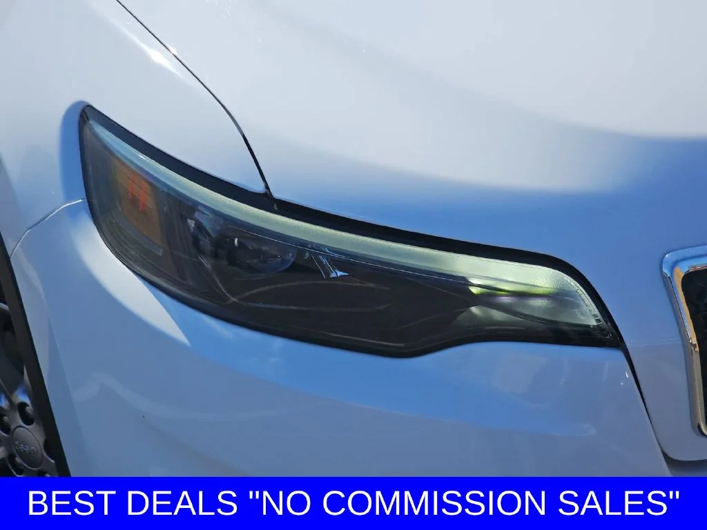 Used 2021 Bright White Clearcoat Jeep Latitude Lux image 33