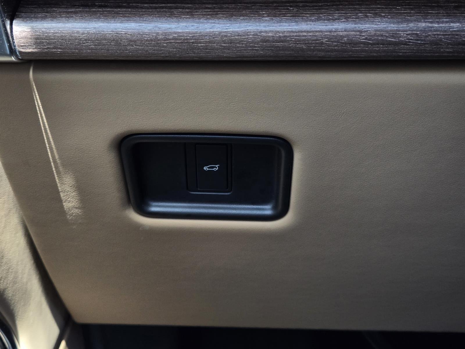 Used 2023 Santorini Black Metallic Land Rover SE image 19