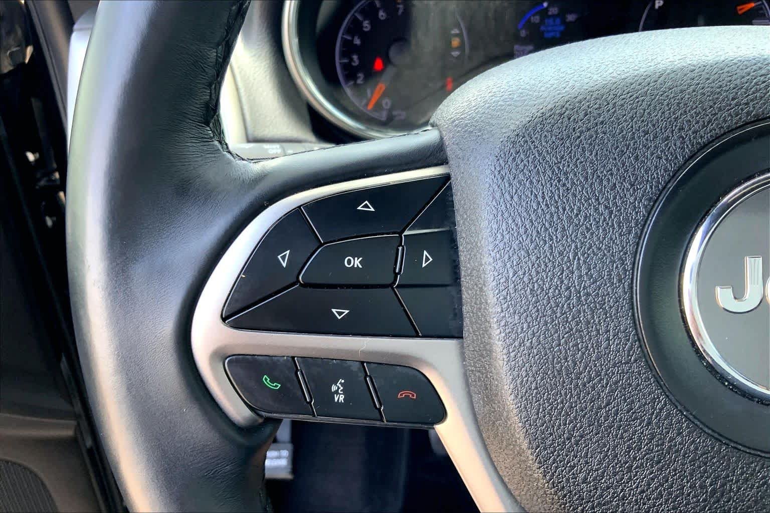 Used 2018 Diamond Black Crystal Pearlcoat Jeep Laredo image 23