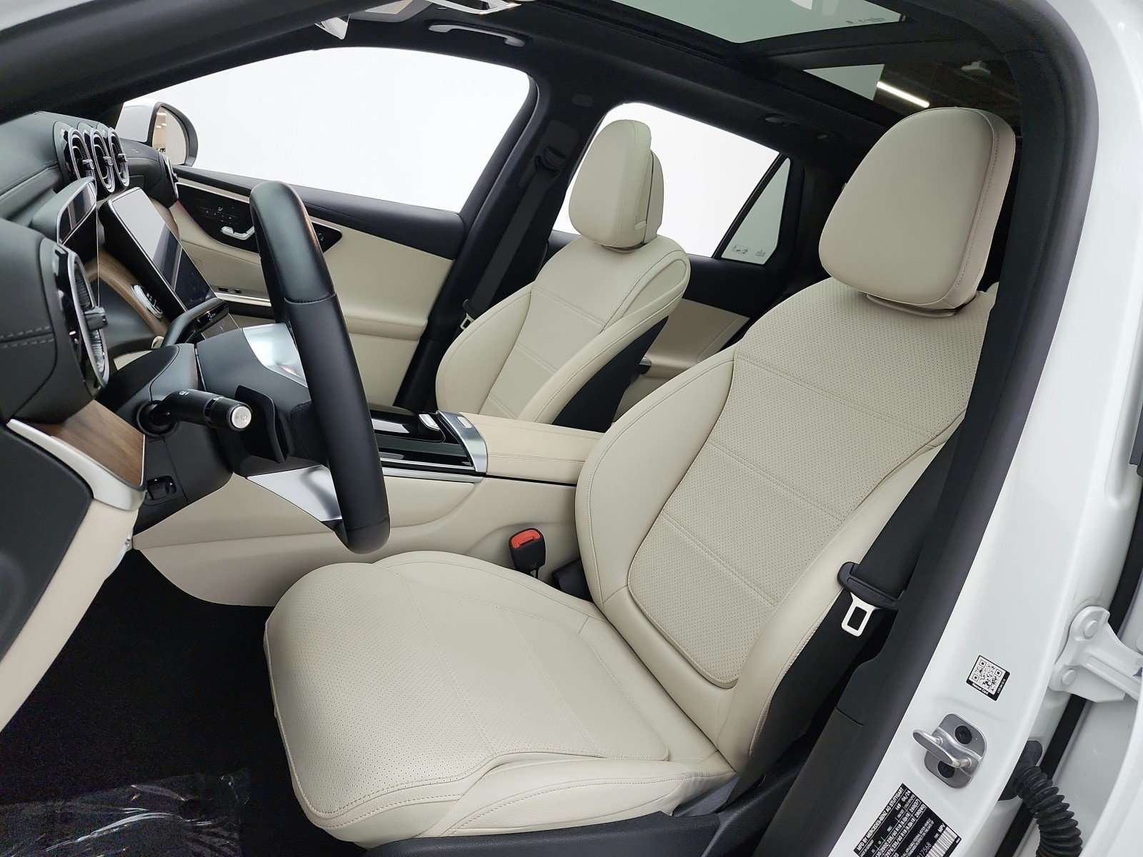 Certified Used 2024 Polar White Mercedes-Benz GLC 300 SUV image 10