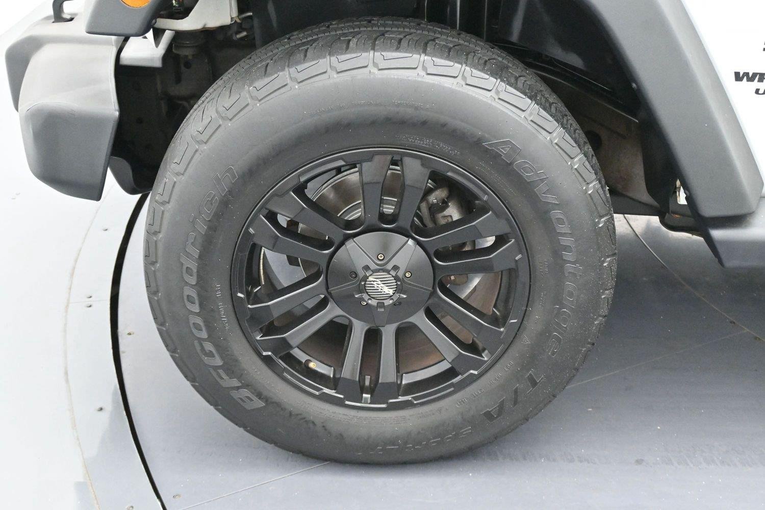 Used 2015 Bright White Clearcoat Jeep Sport image 32