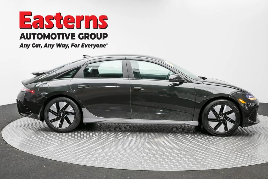 Used 2024 Green Hyundai SE image 3