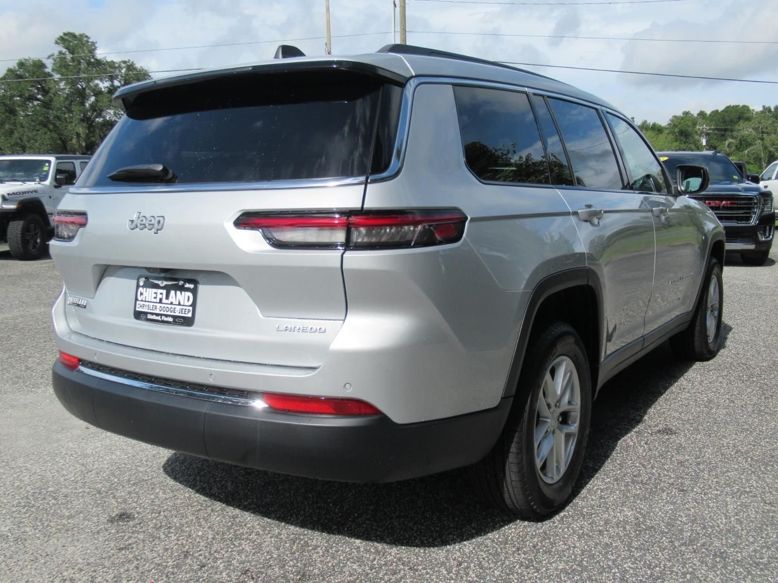 New 2026 Silver Zynith Exterior Paint Jeep Laredo X image 7