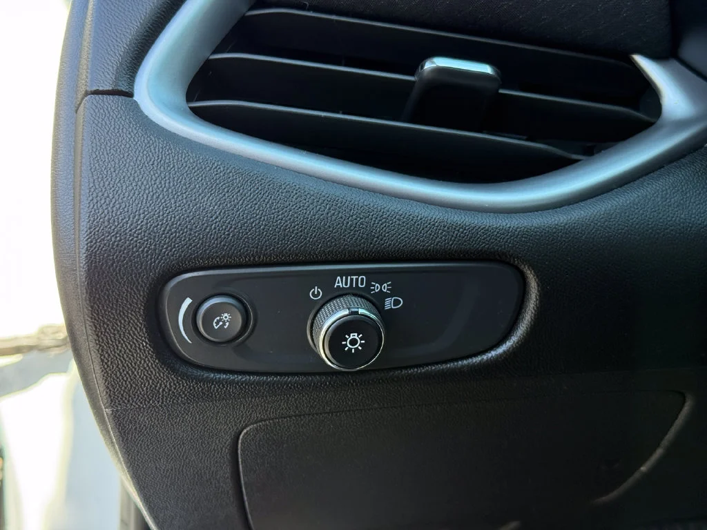 Used 2024 Summit White Chevrolet 1LT image 25