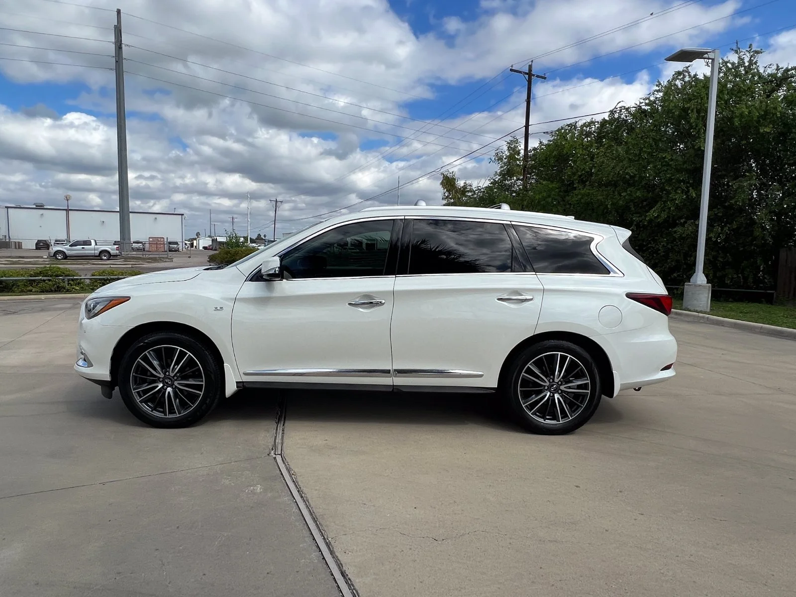 Used 2020 White INFINITI LUXE image 2