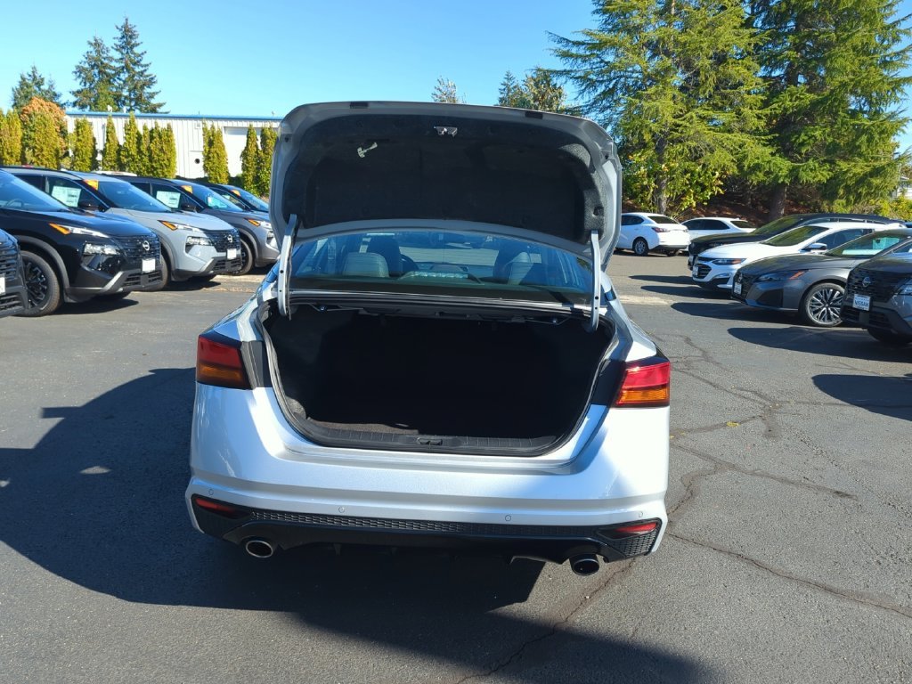 Used 2025 Silver Nissan 2.5 SR image 22