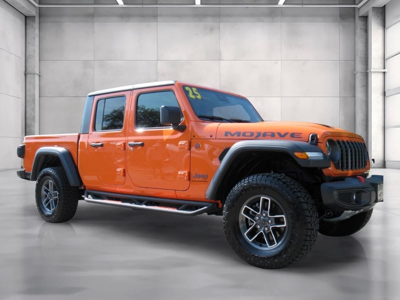 Used 2025  Jeep Mojave image 1