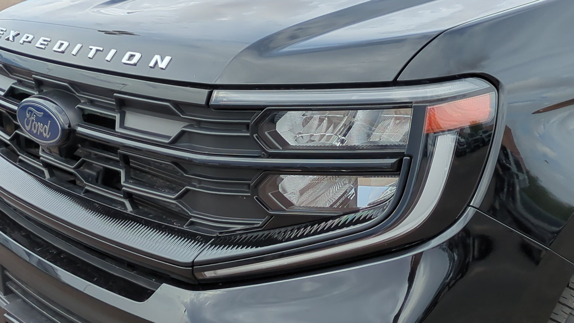 Used 2025 Black Metallic Ford Active image 9