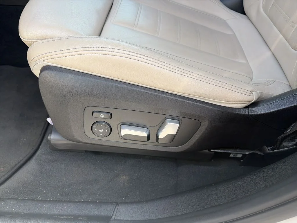 Used 2020 White BMW sDrive30i image 13