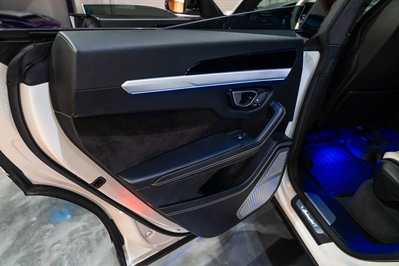 Used 2019  Lamborghini Base image 24