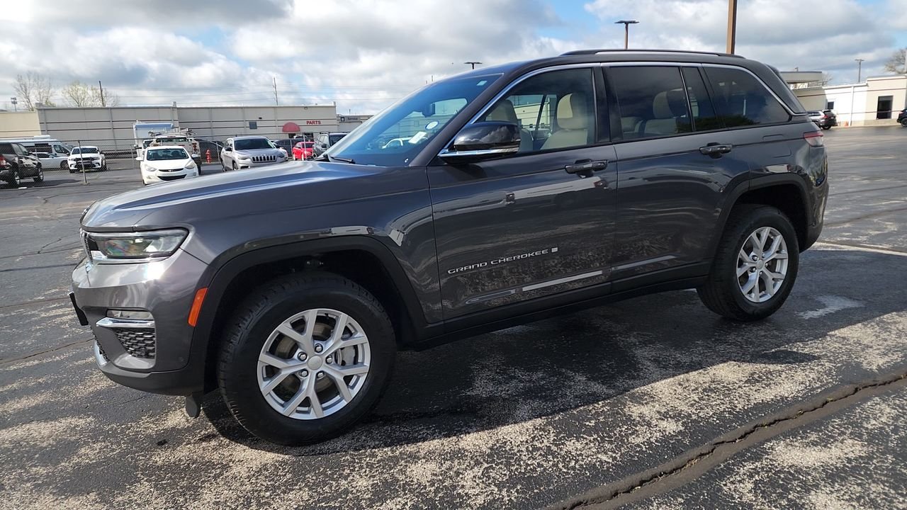 Used 2023 Baltic Gray Metallic Clearcoat Jeep Limited image 4