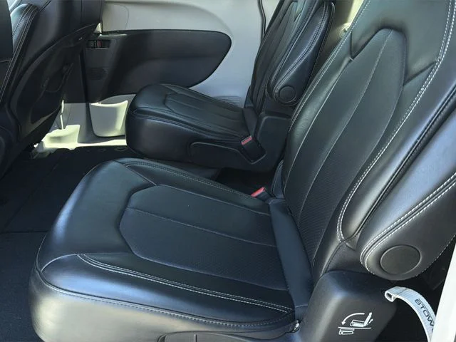 Used 2024 Black Chrysler Touring L image 19