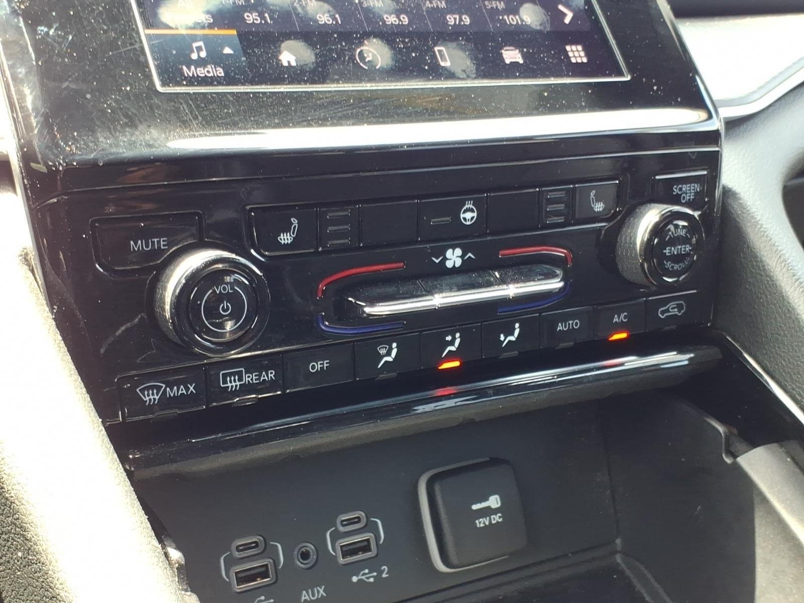 Used 2023 Silver Zynith Jeep Altitude image 24