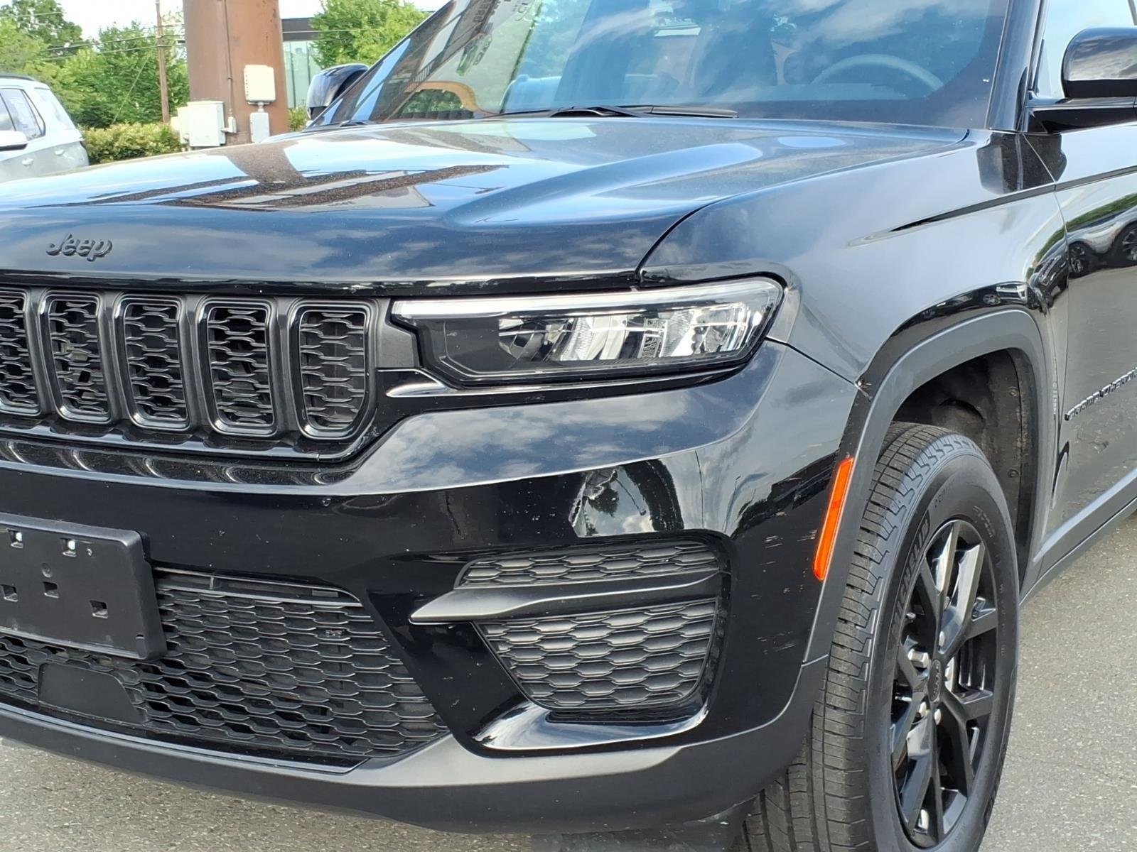 Used 2025 Diamond Black Crystal Pearlcoat Jeep Altitude image 14