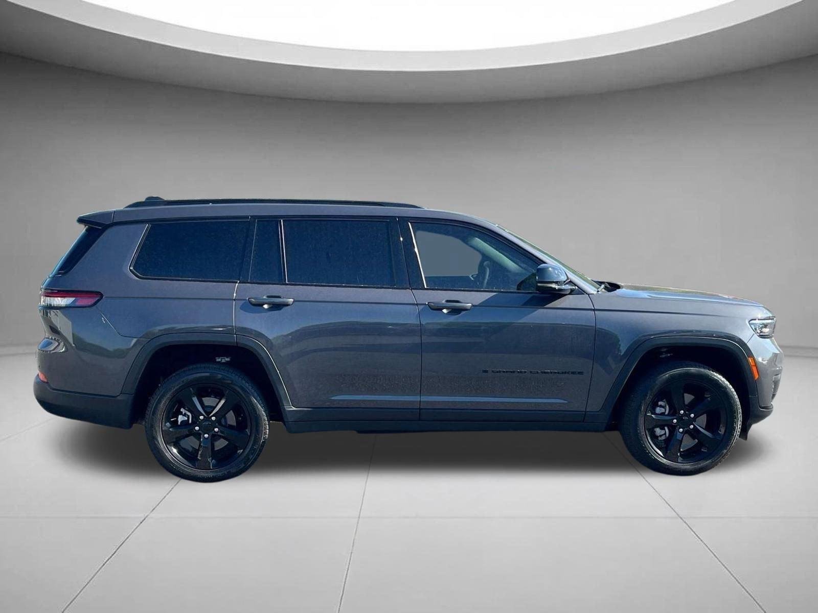 Used 2025 Baltic Gray Metallic Clearcoat Jeep Limited image 4