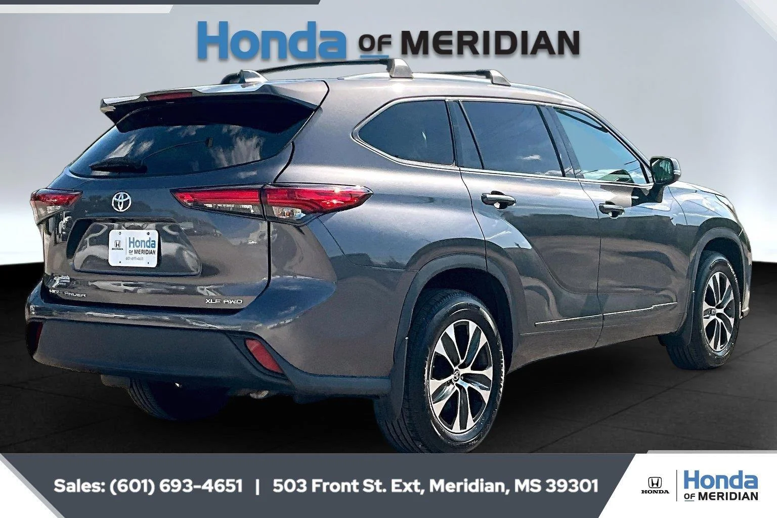 Used 2021 Magnetic Gray Metallic Toyota XLE image 11