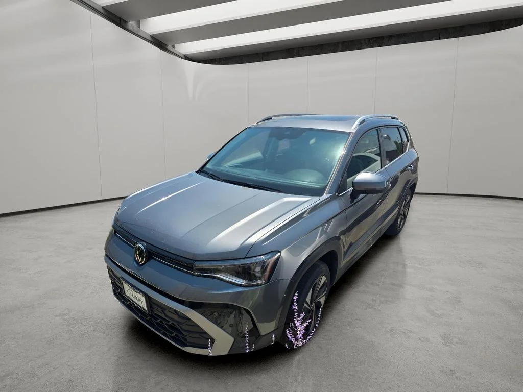 2025 Volkswagen Taos 1.5T SE Black 4Motion's photo