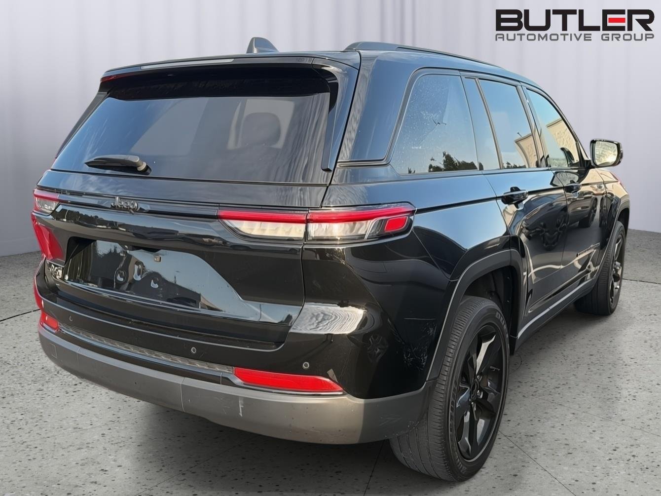 Used 2023 Diamond Black Crystal Pearlcoat Jeep Altitude X image 6