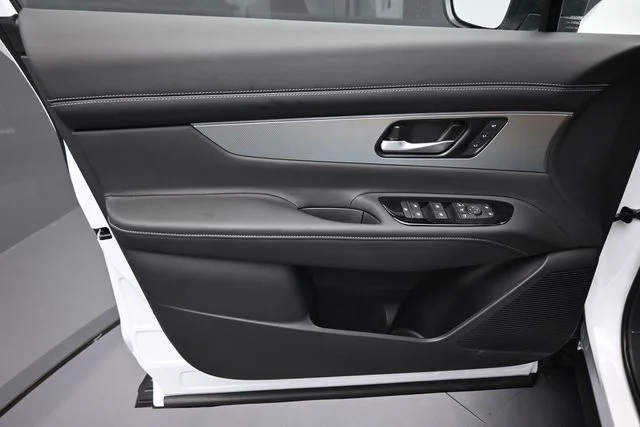 New 2026 Everest White Pearl TriCoat Nissan Platinum image 9