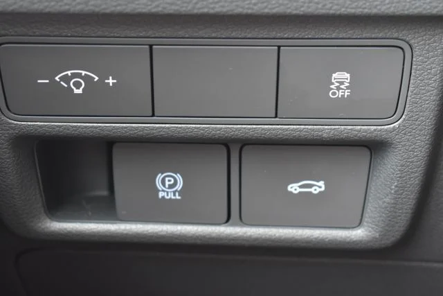 Used 2025 Silver Hyundai SEL image 21