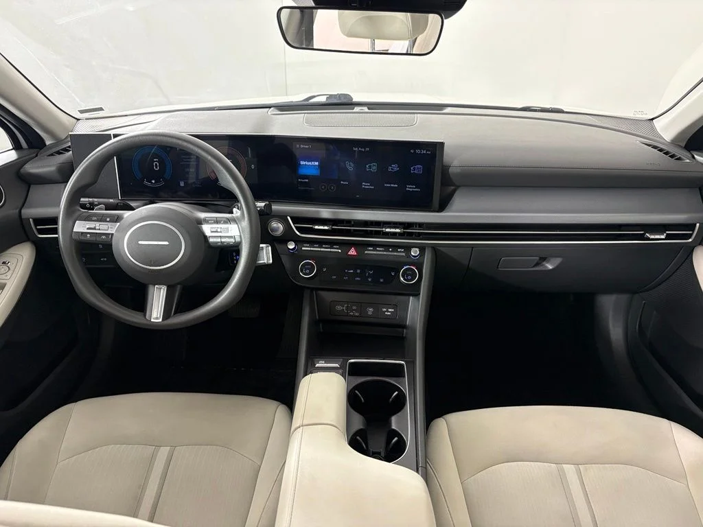 Used 2025 White Hyundai SEL image 38