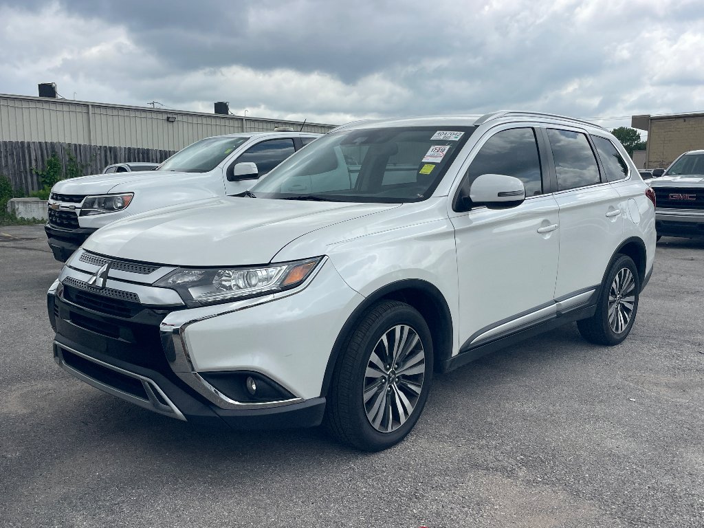 Used 2020 Pearl White Mitsubishi SE image 2