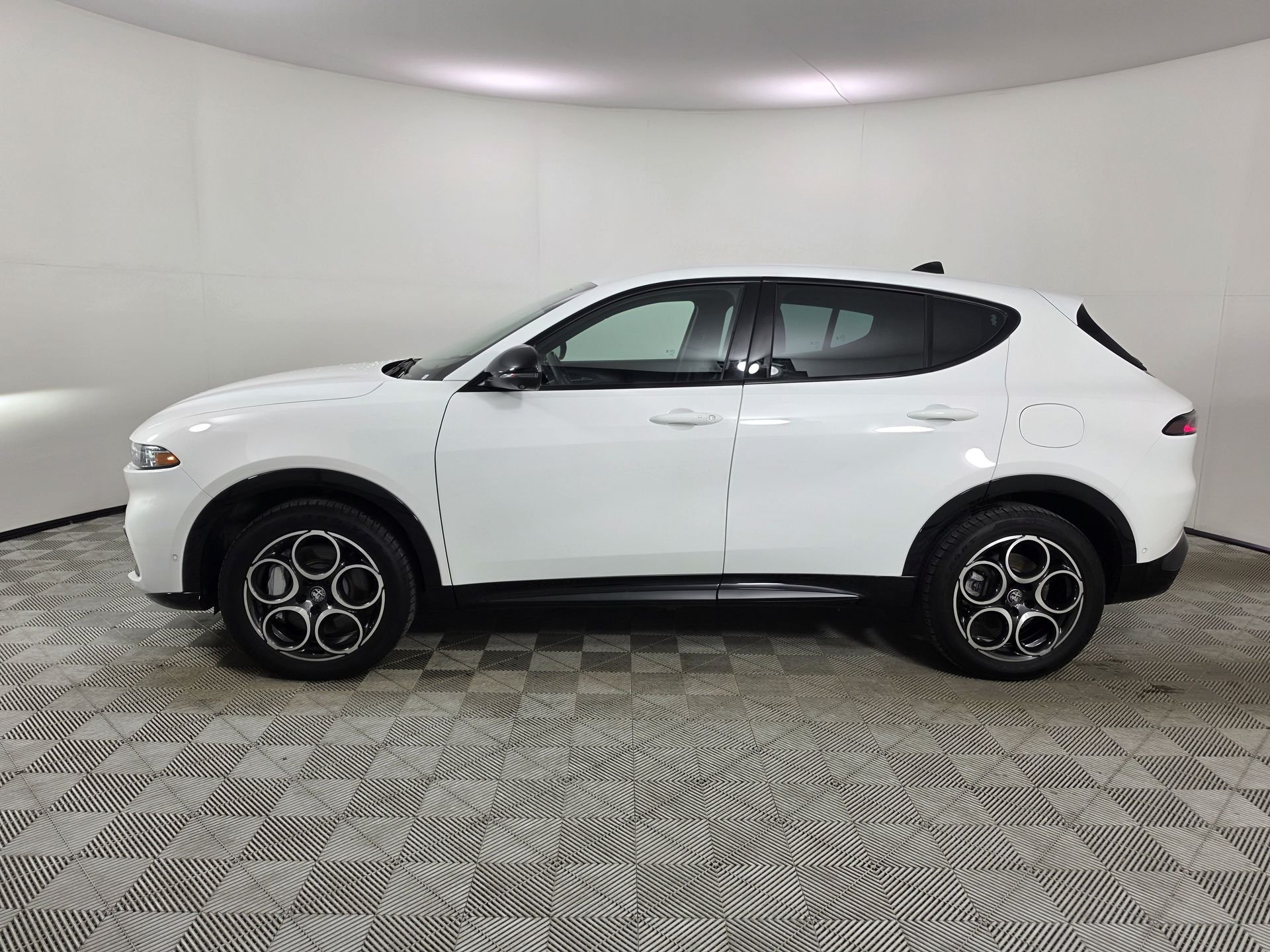 Used 2025 White Alfa Romeo Base image 4