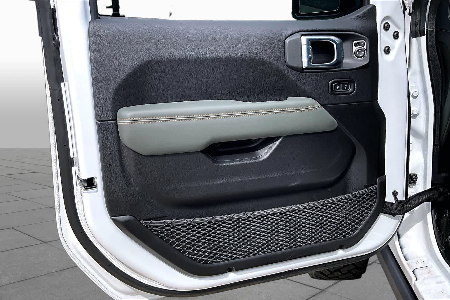 New 2026 Bright White Clear-Coat Exterior Paint Jeep Mojave X image 11