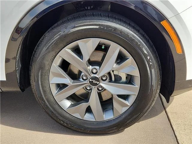 Used 2023 White KIA SX Front-Wheel Drive image 7