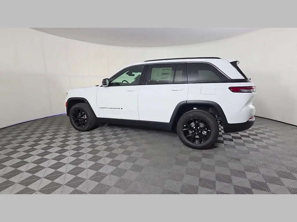 New 2026 Bright White Clear-Coat Exterior Paint Jeep Laredo Altitude image 31