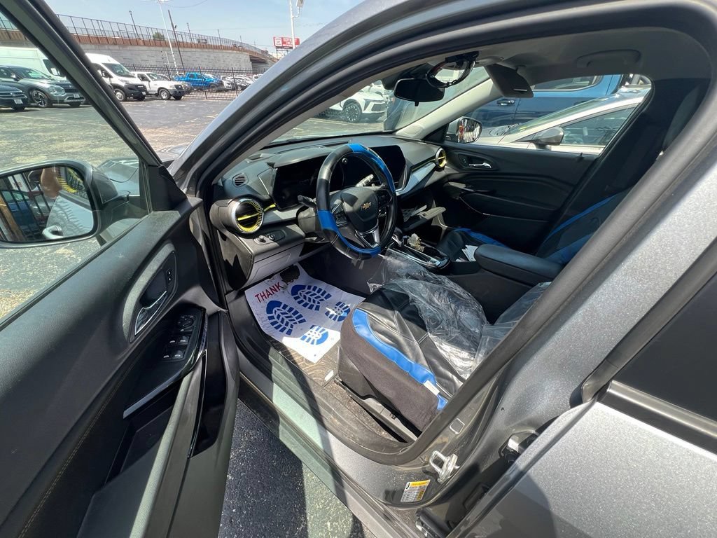 Used 2025 Sterling Gray Metallic Chevrolet LT image 5