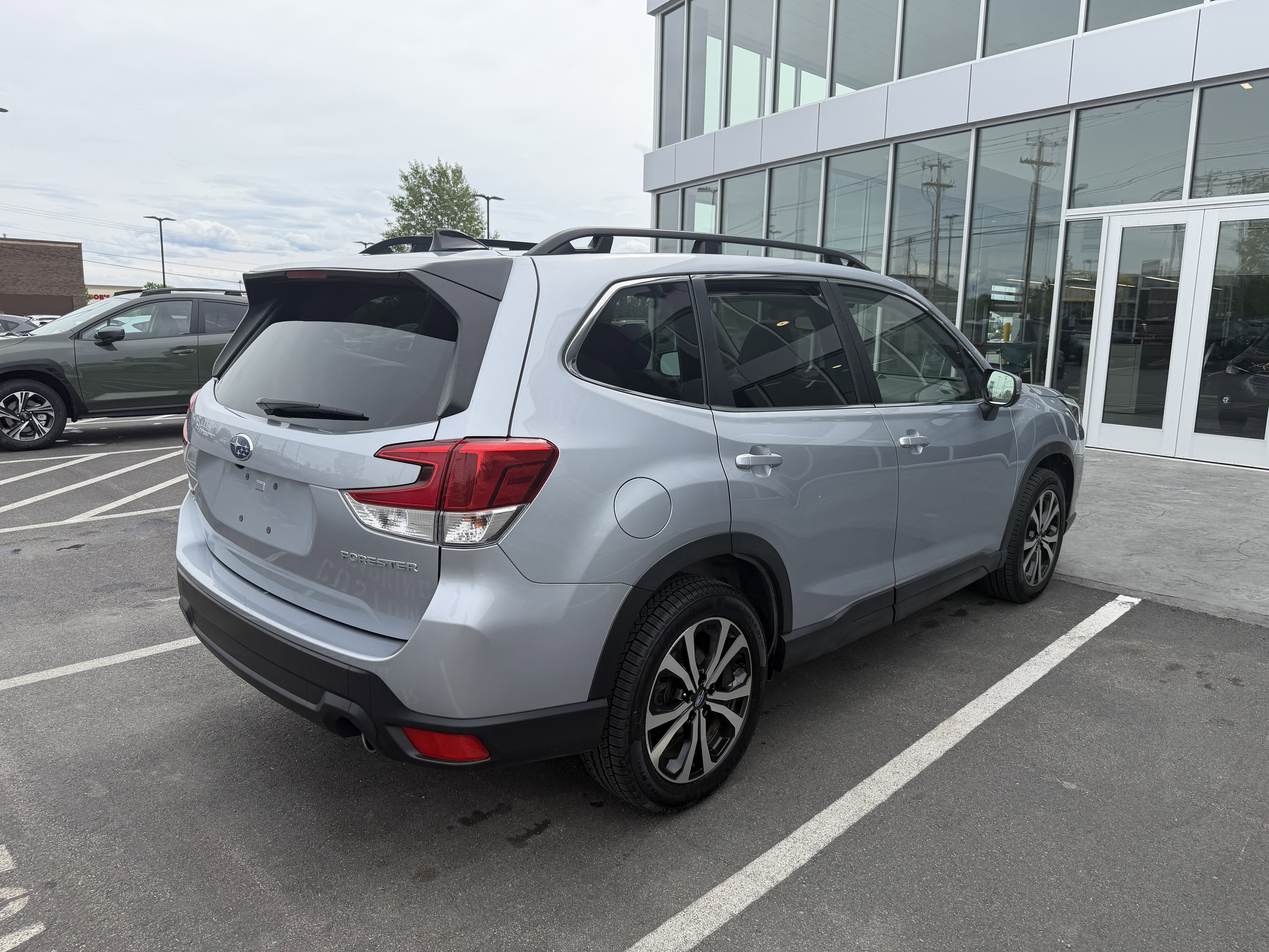 Used 2024 Ice Silver Metallic Subaru Limited image 5