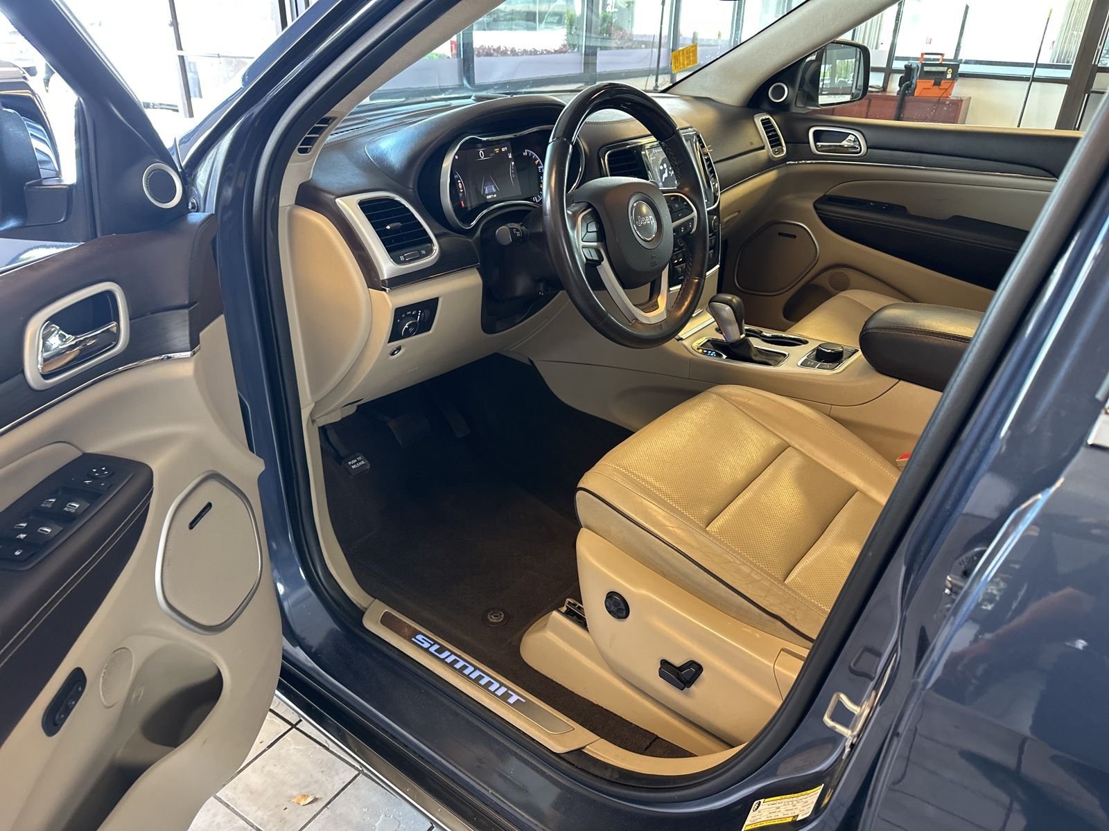 Used 2020 Blue Jeep Summit image 9