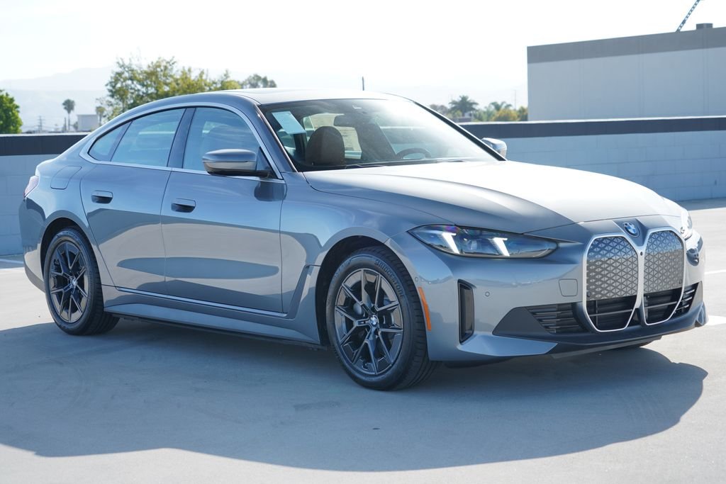 New 2026 Skyscraper Grey Metallic BMW xDrive40 image 3