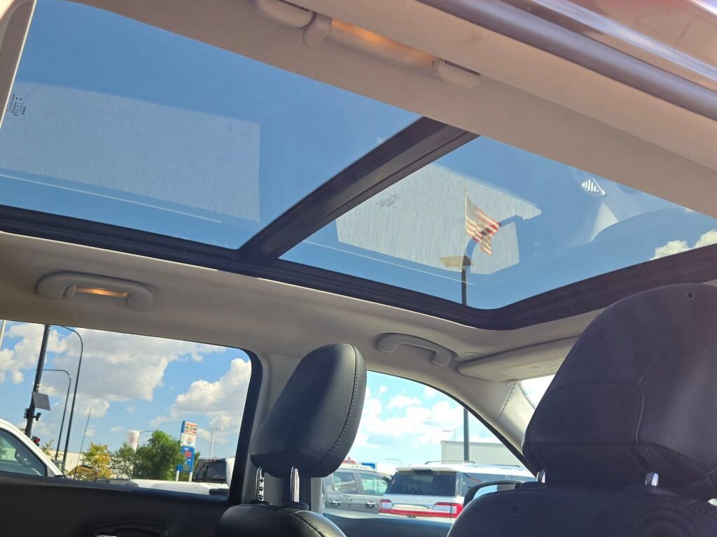 Used 2018 Gray Jeep Latitude image 10