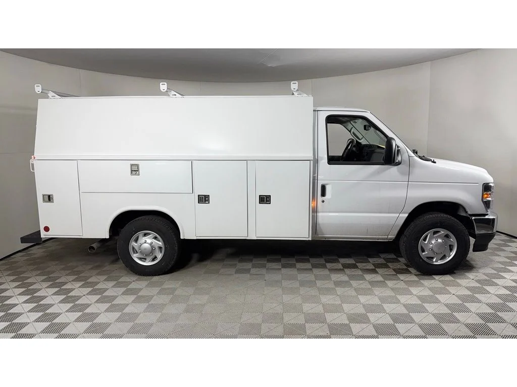 New 2025 Oxford White Ford E-350 SRW image 3