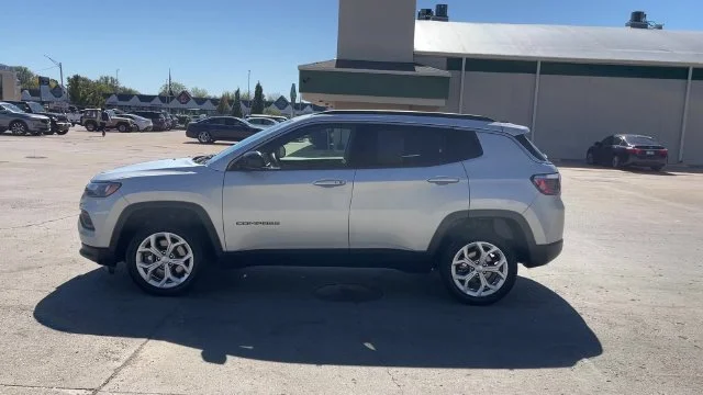 Used 2024 Silver Jeep Latitude image 5