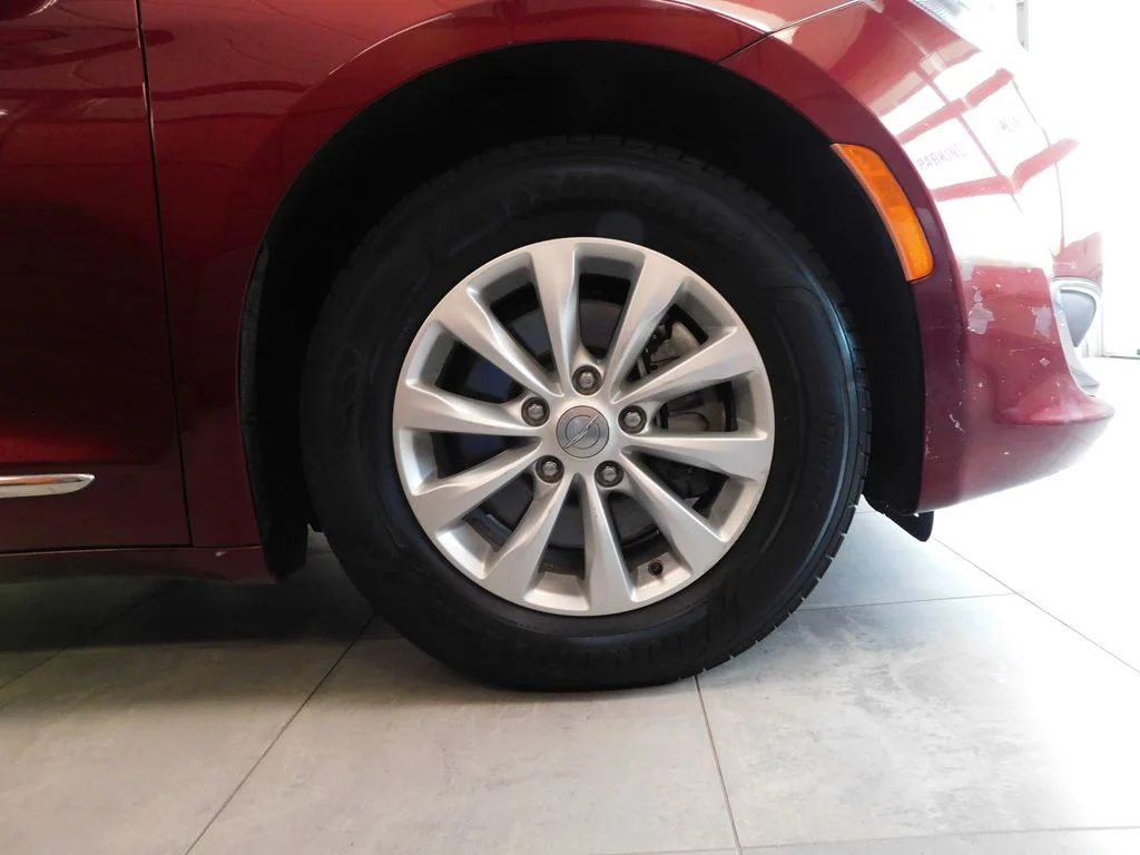 Used 2019 Velvet Red Pearlcoat Chrysler Touring L image 11